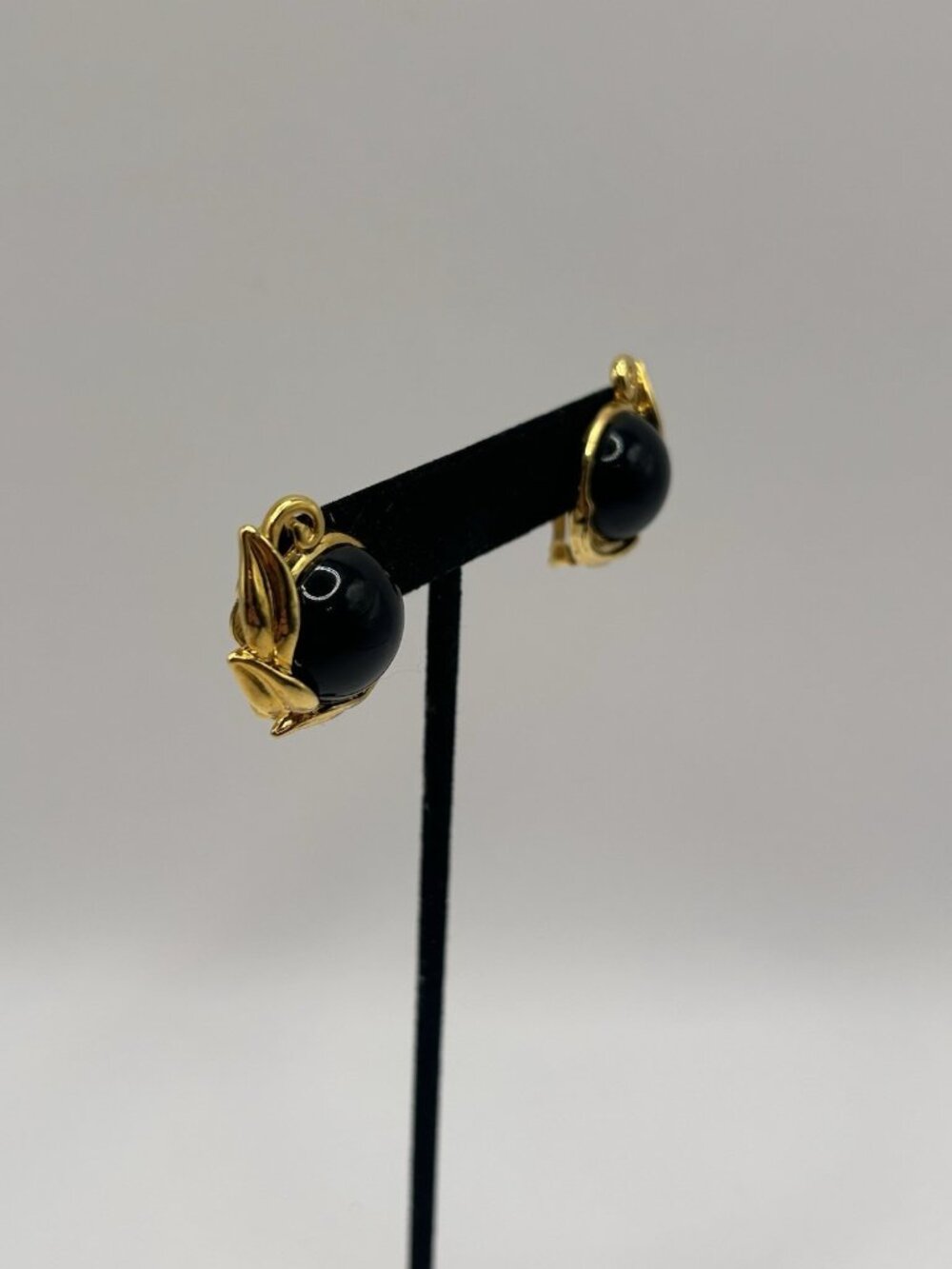 Vintage Trifari Black Cabochon Gold Tone Leaf Clip On Earrings Christmas Gift - Picture 7 of 12